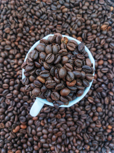 قهوه میکس50-50 ترکیبی از مرغوب ترین دانه های روبوستا و عربیکا است که به مقدار مساوی از دانه های عربیکا و روبوستا تشکیل شده است. میزان کافئین این قهوه متوسط بوده و به دلیل وجود 50 درصد عربیکا عطر و طعم بسیار دلپذیر میوه ای و کاراملی در آن حس می شود.